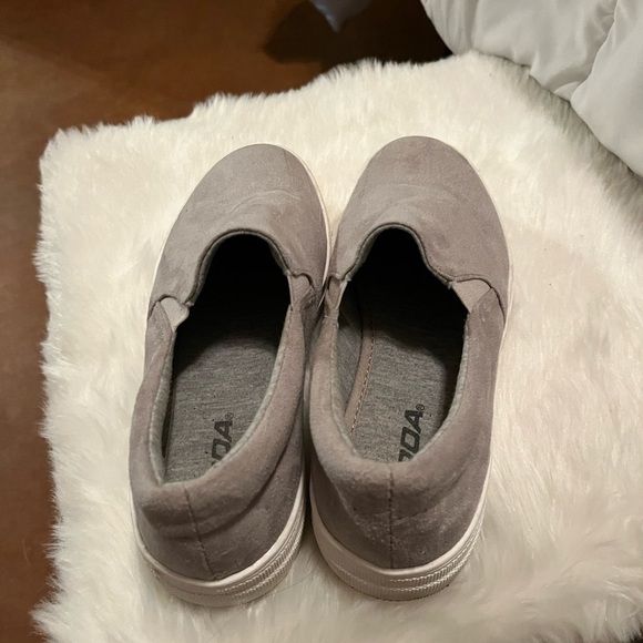 SODA Grey Slip on Sneakers Size 6.5 - Picture 3 of 5